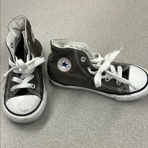 Size 10 kids gray Converse shoes.
So cute! 🥰